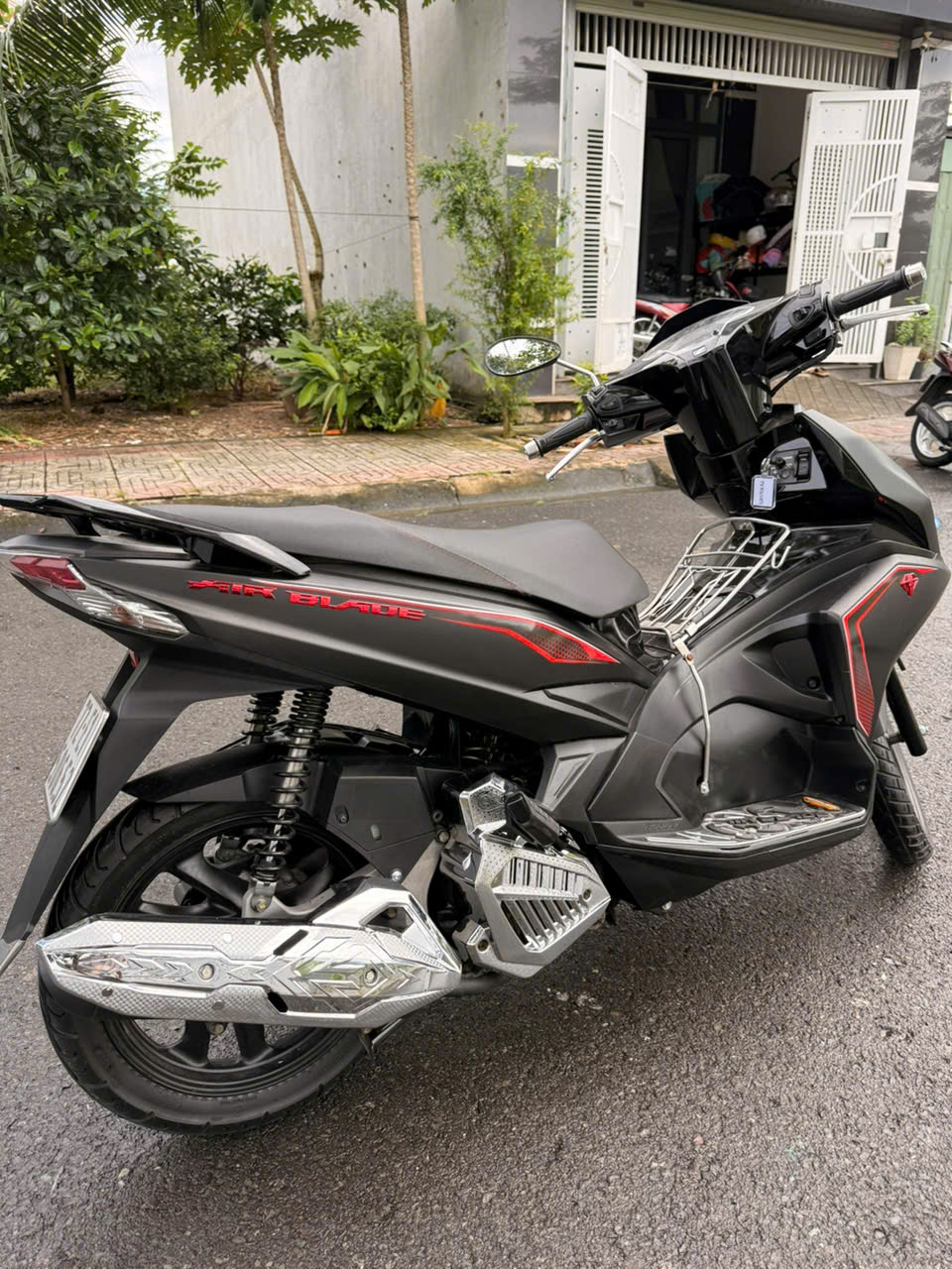 Honda Air Blade xám đen nhìn từ bên hông