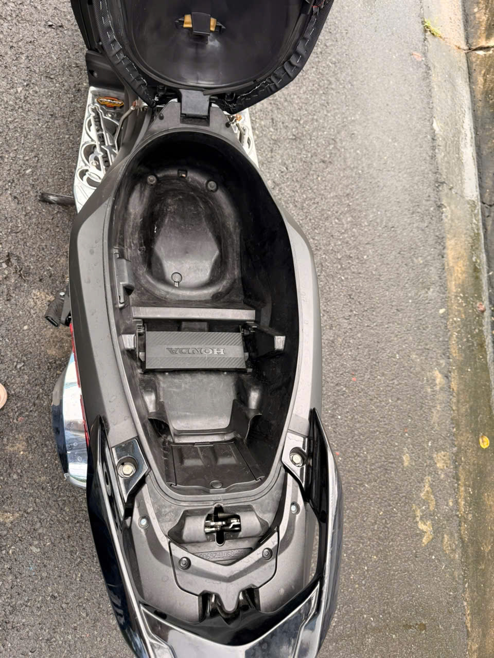 Cốp xe thực tế Honda Air Blade xám đen