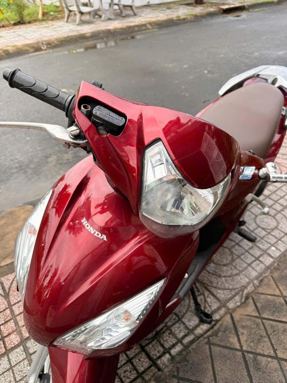 Cận cảnh đầu xe Honda Vision màu đỏ