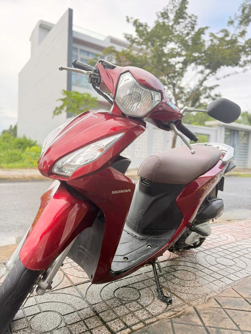 Honda Vision màu đỏ nhìn từ góc trước