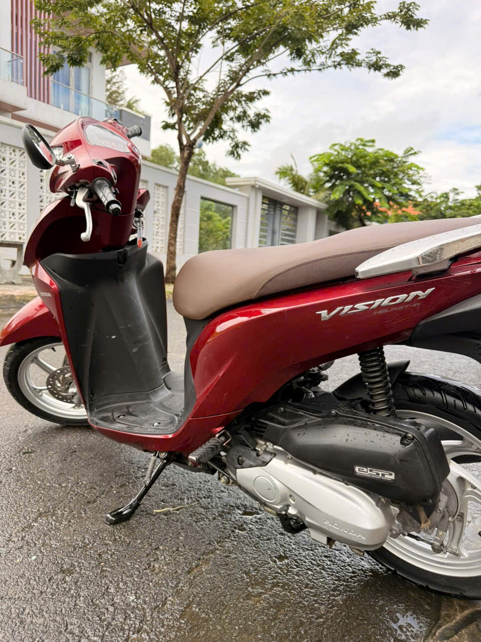 Honda Vision màu đỏ nhìn từ bên hông