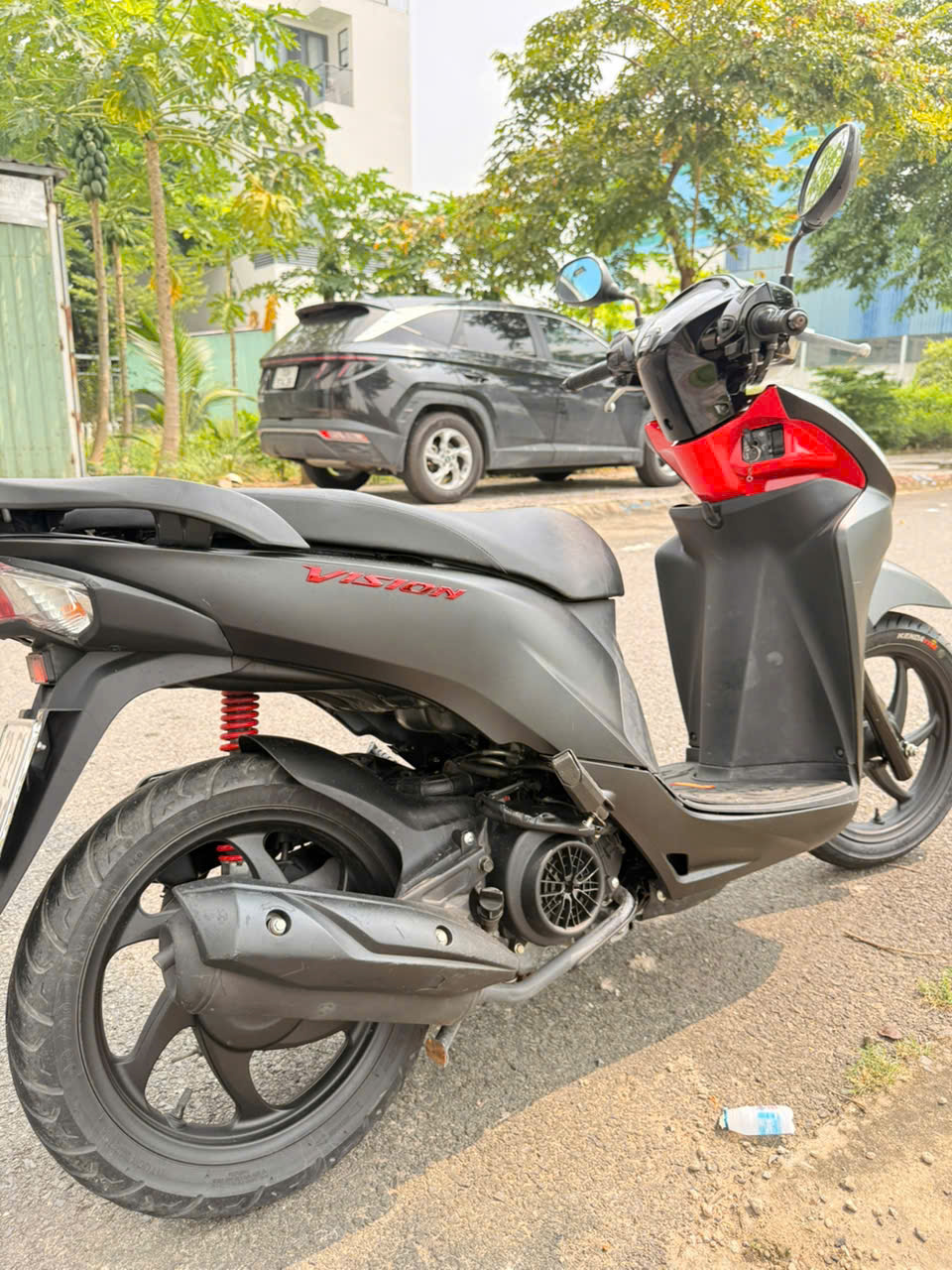 Honda Vision màu xám đen nhìn từ bên hông