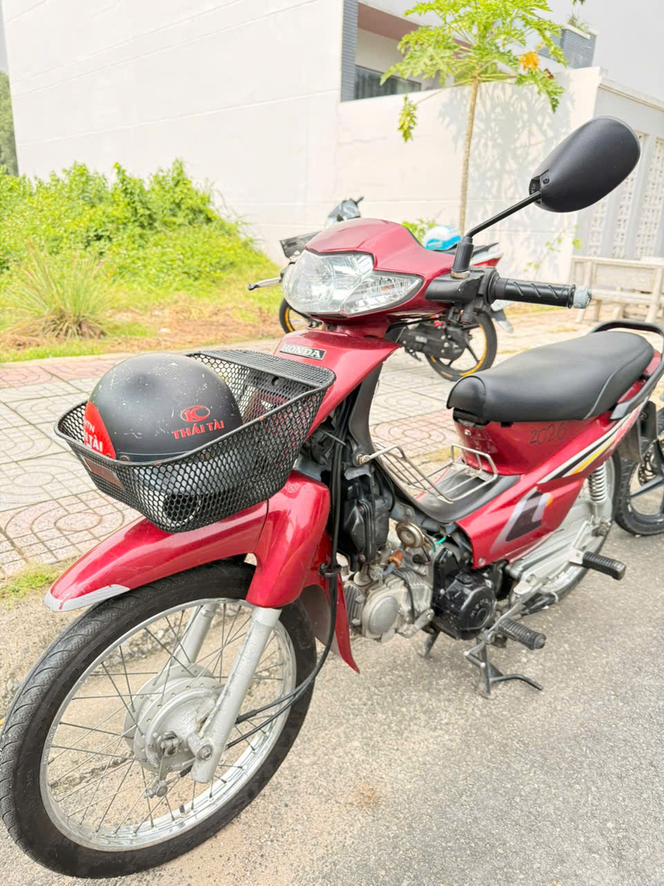 Cận cảnh đầu xe Honda Wave màu đỏ có giỏ