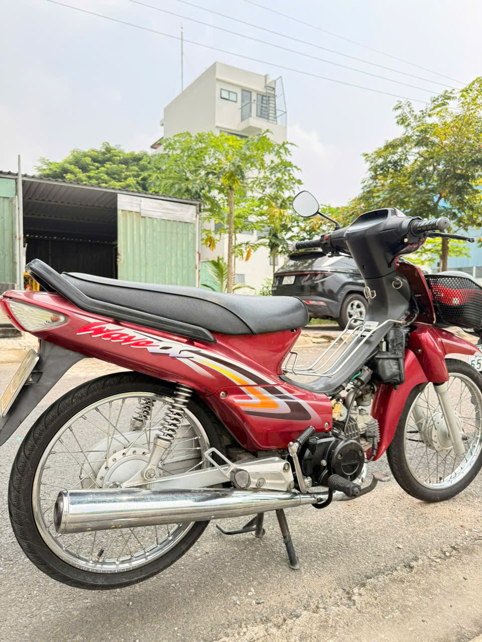 Honda Wave màu đỏ nhìn toàn bộ thân xe